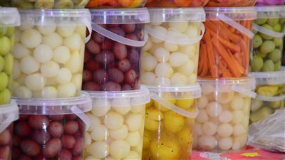 الطرشي زينة موائد رمضان.. زيادة الإقبال على المخللات في الشهر الكريم.. إقبال كثيف على البلدي والزيتون.. وهذه أبرز الأسعار والأنواع (فيديو وصور)