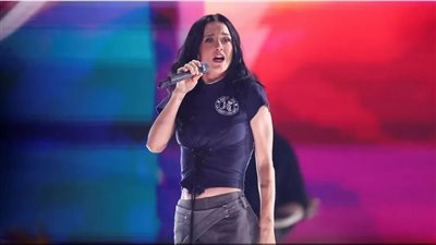 بصحبة خطيبة بيزوس، مغنية أمريكية شهيرة تستعد للقيام برحلة سياحية إلى الفضاء