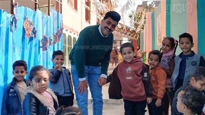 رمضان في مصر حاجة تانية، قبطي يوزع فوانيس رمضان على المارة والأطفال بشوارع قنا (فيديو)