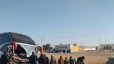 إصابة 7 أشخاص في حادث اصطدام أتوبيس بحاجز خرساني بالطريق الصحراوي