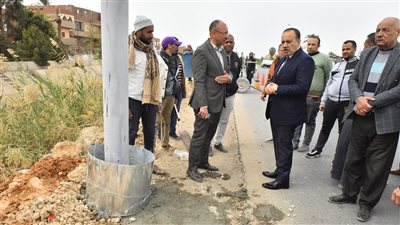 محافظ أسيوط يتفقد أعمال تركيب أعمدة إنارة بطريق صدفا أبوتيج (صور) 