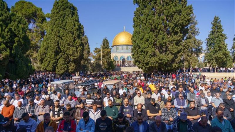 صلاة الجمعة بالمسجد