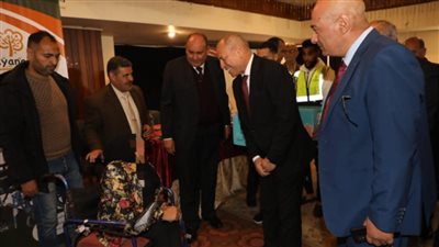 محافظ القاهرة يوزع كراسي متحركة على ذوي الهمم 