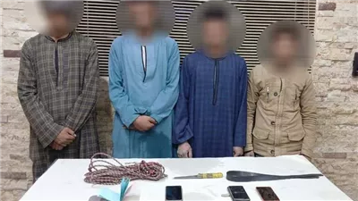 جلسة صلح تحولت إلى فخ شيطاني.. القصة الكاملة لاحتجاز عامل وإجباره على توقيع 11 إيصال أمانة بالسلام.. الممتهمون وثقوا الجريمه بمقطع فيديو.. وخبير قانوني يوضح العقوبة