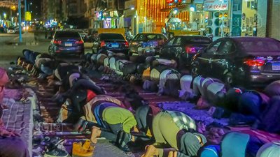 إقبال كبير من المصلين في مطروح على أول صلاة تراويح (صور) 