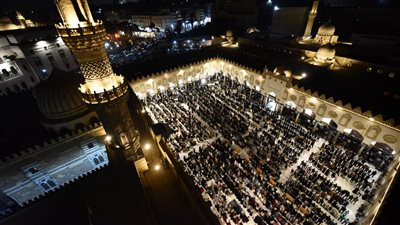 فرحة الشهر الكريم، الجامع الأزهر كامل العدد في أول صلاة تراويح (صور)