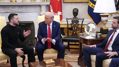  ترامب يسخر من مظهر وملابس زيلينسكي (فيديو)