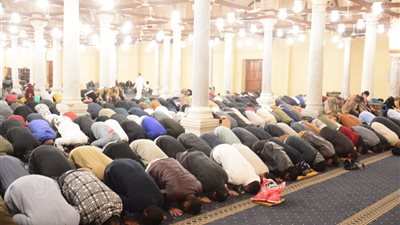  أجواء روحانية خاصة بمسجد عمرو بن العاص في أول صلاة تراويح (صور)