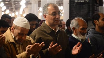 دعاء خاص لأهالي غزة في صلاة التراويح بمسجد عمرو بن العاص (فيديو)