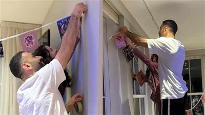 بمساعدة مكة، محمد صلاح يعلق زينة رمضان بمنزله احتفالا بالشهر الكريم (صور)