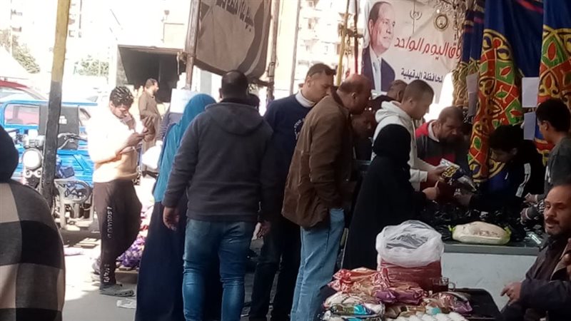إقبال على سوق اليوم