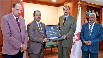 محافظ سوهاج يشهد تسليم 1200 قسيمة شراء مواد غذائية للأسر الأكثر احتياجا 