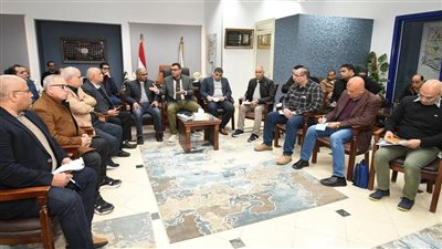 وزير الإسكان يعقد اجتماعا بمقر جهاز 