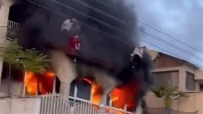 لحظة اندلاع حريق هائل في مبنى بطبريا وإصابة 17 مستوطنًا، والنشطاء: بركات رمضان (فيديو)