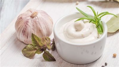 طريقة عمل الثومية السورية الأصلية، أسرع وألذ سلطة على مائدة رمضان