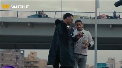 محمد رمضان يهدي مواطنا يمتلك هاتف بدون كاميرا 100 ألف جنيه بأولى حلقات برنامجه الجديد (فيديو) 