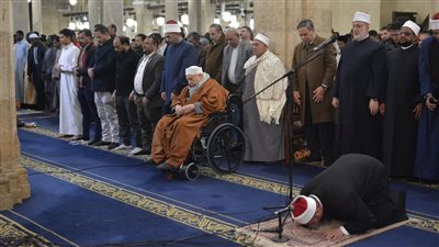 بعد تعرضه للإغماء، ظهور خاص لـ أحمد عمر هاشم بالجامع الأزهر 
