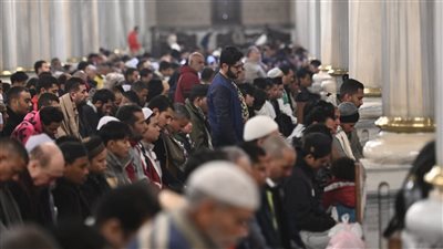 مسجد الإمام الحسين كامل العدد في صلاتي العشاء والتراويح 