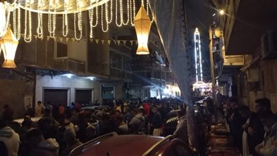 مئات المصلين يؤدون صلاتي العشاء والتراويح بمسجد المأمون في الإسكندرية 