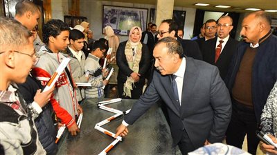 محافظ أسيوط يسلم 45 عصا مكفوفين لعدد من ذوي الاحتياجات الخاصة (صور) 