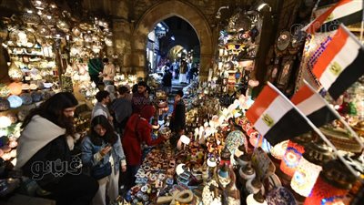 رمضان في شارع المعز، فوانيس وفرحة بأول يوم بالشهر الكريم (صور) 