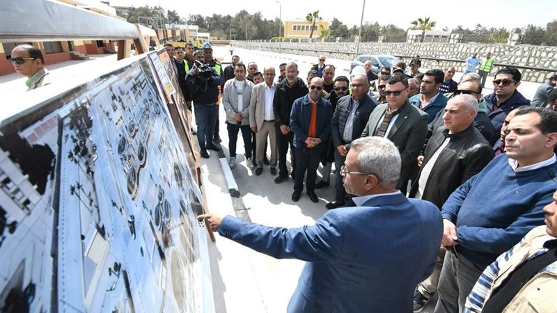 وزير الإسكان خلال