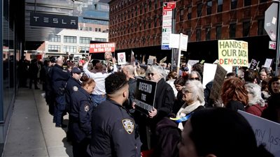 أحرقوا تسلا، احتجاجات ضد ماسك تجتاح مدنًا أمريكية