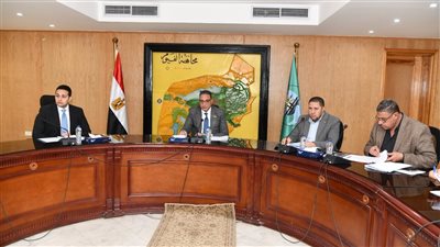 محافظ الفيوم يعقد اجتماعا للجنة العليا لتنمية الموارد المحلية الذاتية