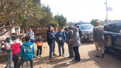 محافظ الدقهلية يتفقد أعمال رفع القمامة بقرية سلامون القماش (صور)