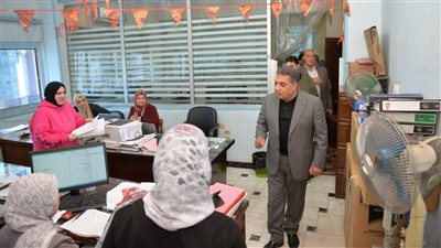 محافظ الدقهلية يتفقد إدارات الديوان العام ويهنئ العاملين بحلول شهر رمضان 
