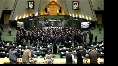 حجب الثقة عن وزير المالية الإيراني بسبب انهيار العملة