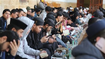 شاهد، استعدادات جامع الأزهر لإفطار الطلاب الوافدين في ثاني أيام رمضان 