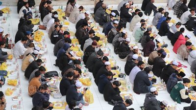 إفطار جماعي للطلاب الوافدين بالجامع الأزهر (صور)