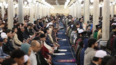يرجون رحمة الله، آلاف المصلين يؤدون صلاتي العشاء والتراويح بالجامع الأزهر (صور)