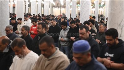 وسط أجواء روحانية، جامع عمرو بن العاص كامل العدد في صلاتي العشاء والتراويح 