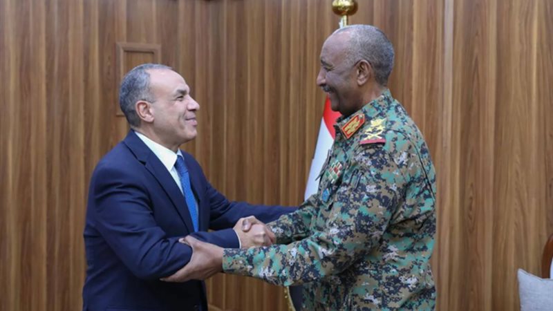 وزير الخارجية والبرهان،