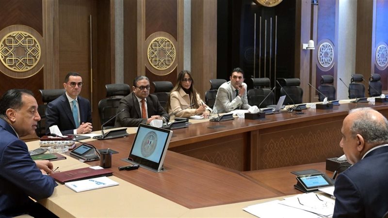 رئيس الوزراء يجتمع