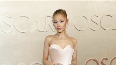 آريانا جراندي بفستان غريب على السجادة الحمراء للأوسكار (فيديو)