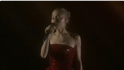 آريانا جراندي تفتتح حفل الأوسكار بغناء Somewhere Over The Rainbow