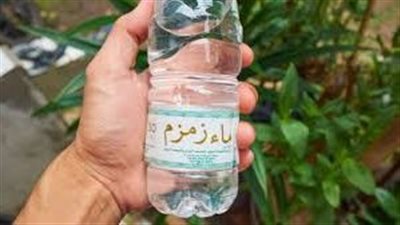 حكم الدعاء عند شرب ماء زمزم ووقته وهل يفقد بركته عند نقله؟