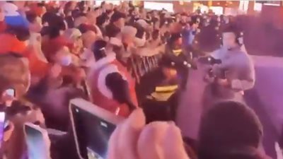 خرج عن السيطرة، روبوت يهاجم الجمهور في مهرجان بالصين (فيديو)