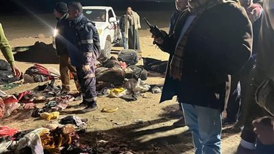 بسبب السير في الاتجاه المعاكس، مصرع 13 شخصا في تصادم تريلا وميكروباص بأسيوط (صور) 