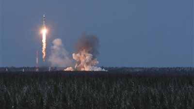 روسيا تطلق صاروخا يحمل مركبة فضائية لأغراض دفاعية