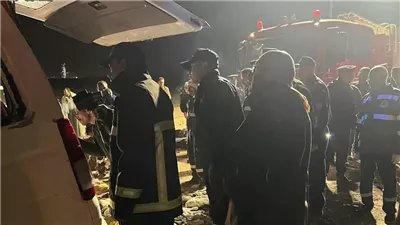 مدير أمن أسيوط ينتقل لموقع تصادم ميكروباص وتريلا ويكشف هوية 12 جثة (صور) 