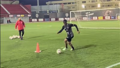 يحيى عطية الله يواصل برنامجه التأهيلي على هامش مران الأهلي (صور)