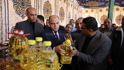 محافظ كفر الشيخ يتابع توافر السلع الغذائية بمعارض 