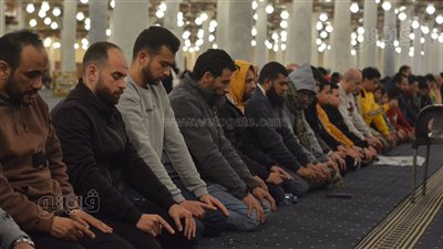 روحانيات رمضان، آلاف المصلين يؤدون صلاتي العشاء والتراويح بمسجد عمرو بن العاص (صور)
