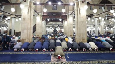 سائلين الله المغفرة والرضوان، آلاف المصلين يؤدون صلاتي العشاء والتراويح بالجامع الأزهر (صور)