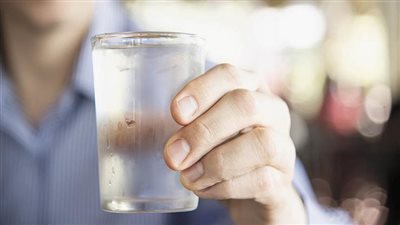 لمرضى التهابات المسالك البولية في رمضان، ما هي كمية الماء المناسبة التي يجب تناولها؟