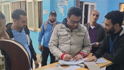 ضبط طالب بيكشف على المرضى ومفيش أدوية، وكيل صحة سوهاج يكتشف كوارث طبية بمستشفى العسيرات 